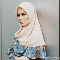 Wardrobe: KAMI. Scarf: DAMA. Fotografer: Niko W/detikcom. Makeup Artist: Mirabella Cosmetics. Lokasi: Gedung Bank Mega, Tendean Jakarta . Stylist: Silmia Putri. Model: Ira Ary Monica. [Finalis Hijab Hunt 2018]