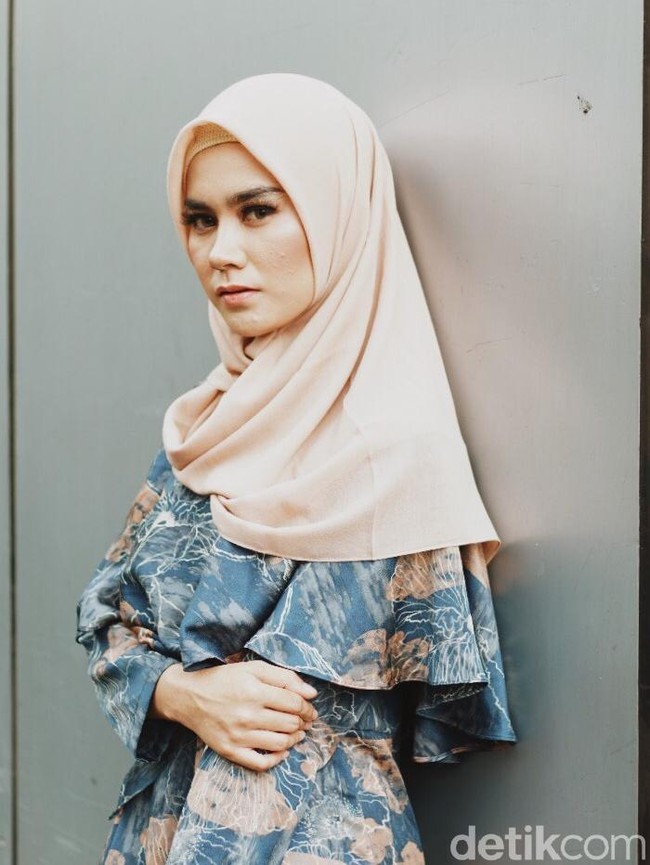 Wardrobe: KAMI. Scarf: DAMA. Fotografer: Niko W/detikcom. Makeup Artist: Mirabella Cosmetics. Lokasi: Gedung Bank Mega, Tendean Jakarta . Stylist: Silmia Putri. Model: Ira Ary Monica. [Finalis Hijab Hunt 2018]