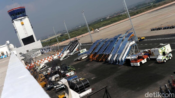 Terminal baru Bandara Internasional Ahmad Yani Semarang telah diresmikan. Desain terminal itu secara keseluruhan mengadopsi konsep eco-airport.