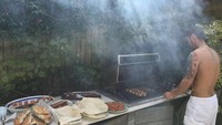 Seolah-olah seperti chef. Ia pun membuat sendiri acara BBQ-an di rumah. Foto: Instagram @m10_official
