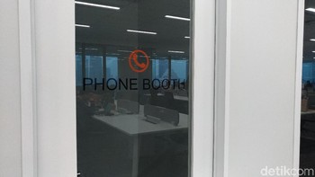 Agar tak terganggu suara bising saat menelepon, terdapat ruangan khusus yang disediakan layaknya wartel alias warung telepon zaman dahulu. Foto: Moch Prima Fauzi/detikINET