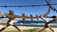 Korean Demilitarized Zone memang dijaga ketat oleh militer dari kedua negara. Ada pagar kawat yang tinggi, kamera keamanan, menara jaga dan pos-pos tentara tetapi Korean Demilitarized Zone juga tempat bagi ombak terbaik di Korea Selatan (CNN Travel)