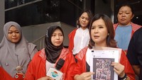 Grace akan melaporkan dua akun yaitu akun Twitter @Hulk_idn dan akun Instagram @prof.djokhowie. Dia membawa sejumlah barang bukti berupa screenshoot postingan dua akun tersebut yang memuat kolase foto Grace. (Foto: Kanavino-detikcom)