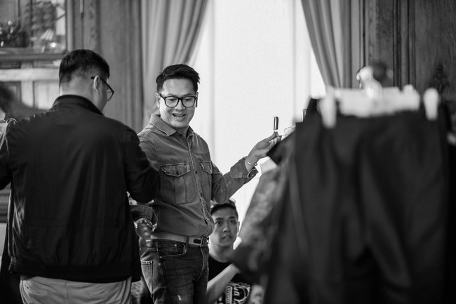 Denny Wirawan tengah menyiapkan koleksi yang ditampilkan di Batik for the World. Ada delapan tampilan busana (look) yang Denny presentasikan. Foto: Instagram Rio Motret