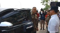 Begitu turun dari mobilnya, Toyota Innova B 1136 RFN, Anies langsung memeriksa bangunan yang ada di Pulau D. Anies memakai baju batik lengan panjang, celana hitam