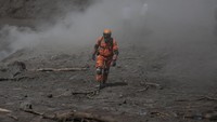 Hingga saat ini proses pencarian para korban letusan Gunung Fuego terus dilakukan. REUTERS/Jose Cabezas.