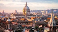 Menikmati matahari terbenam di dekat Piaza del Popolo di kota Roma, Italia. Joe Daniel Price/Getty Images.