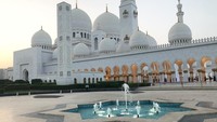 Bercat putih dan emas, masjid ini terlihat cantik dan megah. Di bagian depan masjid terdapat kolam-kolam air yang cantik. (eldobeadie/Instagram)