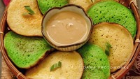 Walaupun polos, serabi pandan dan original ini terlihat menggoda. Apalagi menurut akun @a__dama, rasanya enak dan empuk. Foto: Istimewa