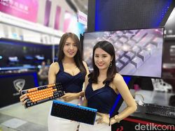 SPG Cantik Segarkan Pameran Teknologi Terbesar Asia