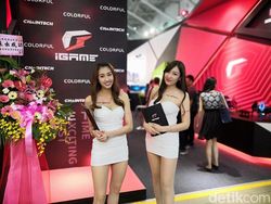SPG Cantik Segarkan Pameran Teknologi Terbesar Asia