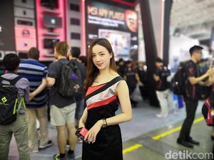 SPG Cantik Segarkan Pameran Teknologi Terbesar Asia