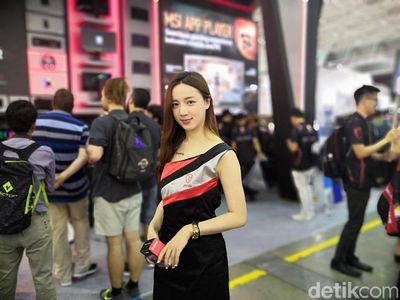 SPG Cantik Segarkan Pameran Teknologi Terbesar Asia
