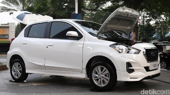 Model berpose dengan Mobil datsun GO+ dan datsun; GO saat diperkenalkan dan test drive oleh wartawan di Jakarta (6/6 2018) Kedua mobil ini menambah persaingan dunia otomotif nasional mobil jenis LCGC. Datsun menambah fitur dan interior kursi; head unit; HU SDH touch Screen; exterior velg baru. Datsun Go di banderol harga Rp. 142.190.000 dan Datsun Go Plus Rp. 133.990.000.