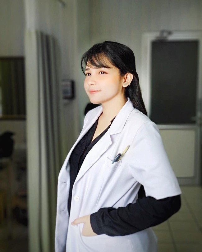 Kalau dokternya cantik seperti ini, mungkin banyak pria yang betah di rumah sakit. Foto: Instagram @mendasuci