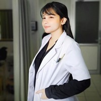 Kalau dokternya cantik seperti ini, mungkin banyak pria yang betah di rumah sakit. Foto: Instagram @mendasuci