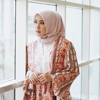 Top & Pants. Scarf: DAMA. Fotografer: Niko W/detikcom. Makeup Artist: Mirabella Cosmetics. Lokasi: Gedung Bank Mega, Tendean Jakarta. Stylist: Silmia Putri. Model: Agnia Ananda Putri. [Finalis Hijab Hunt 2018]