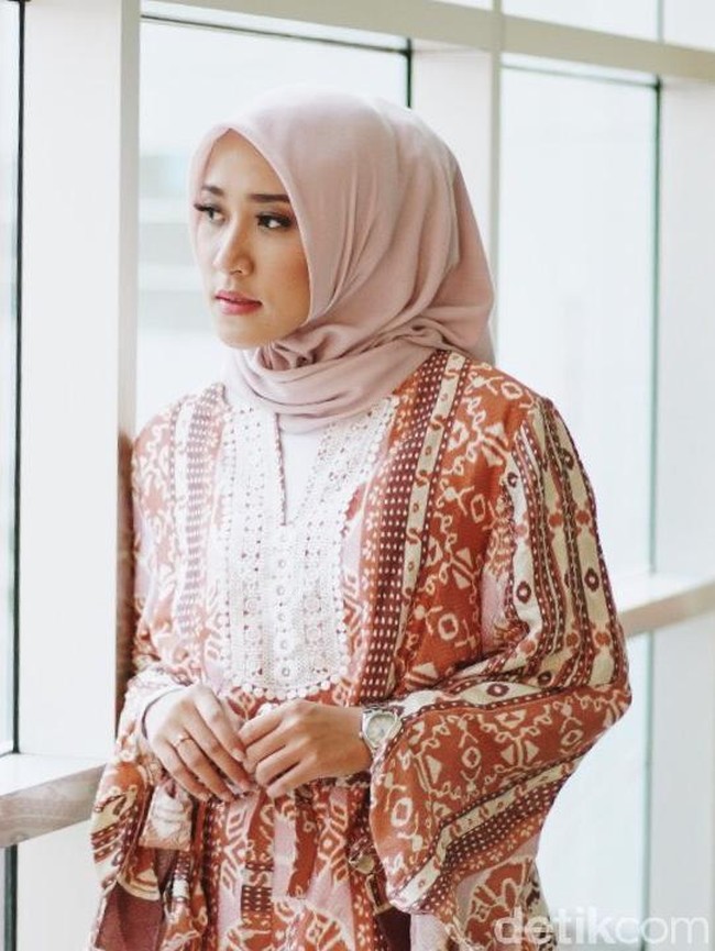 Top & Pants. Scarf: DAMA. Fotografer: Niko W/detikcom. Makeup Artist: Mirabella Cosmetics. Lokasi: Gedung Bank Mega, Tendean Jakarta. Stylist: Silmia Putri. Model: Agnia Ananda Putri. [Finalis Hijab Hunt 2018]