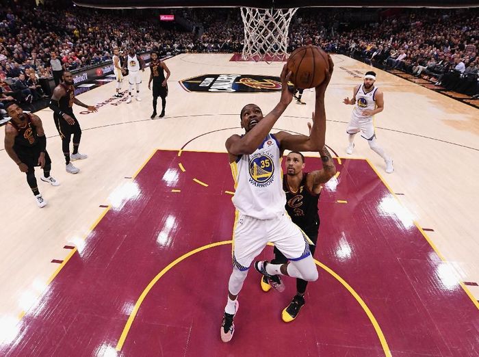 Kevin Durant cemerlang untuk mendekatkan Golden State Warriors pada gelar juara. (Foto: Kyle Terada - Pool/Getty Images) Kevin Durant cemerlang untuk mendekatkan Golden State Warriors pada gelar juara. (Foto: Kyle Terada - Pool/Getty Images)