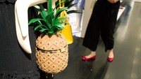 Buah nanas jadi desain koleksi Kate Spade yang paling ikonik. Mulai dari tas, dompet, anting, hingga kalung semuanya bernuansa buah nanas. Foto: Istimewa