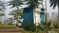 Di bagian depan perumahan, ada gardu listrik PLN. Terlihat lampu listrik menyala di dalam pos satpam. (Eva Safitri/detikcom)