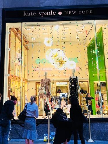 Fans taruh bunga di depan butik Kate Spade New York.