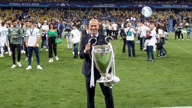   Zinedine Zidane and the champions league trophy in Kiev on May 26. 