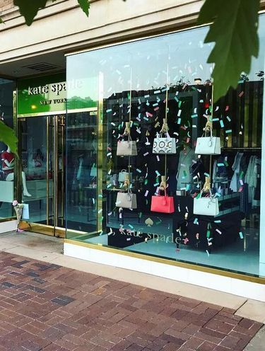 Fans taruh bunga di depan butik Kate Spade New York. 