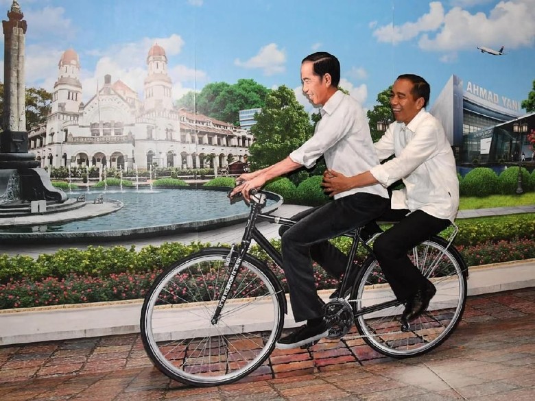 Saat Jokowi Bonceng Sepeda 'Jokowi' di Bandara Ahmad Yani