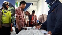 Ada 100 sopir bus yang diperiksa urine. Pemeriksaan dilakukan secara acak/Foto: Isal Mawardi-detikcom