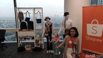Ruangan ini diperuntukkan sebagai display untuk produk yang dijual di Shopee. Foto: Moch Prima Fauzi/detikINET