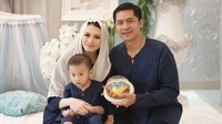 Keluarga ini memang terkenal suka makan. Mau foto keluarga saja sambil memegang nasi tumpeng mini. Foto: instagram @adinugroho_st