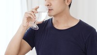 Musim ujan tapi siang kadang terik alias pancaroba biar tetap sehat, banyak minum air putih aja deh. Nah yang enak itu air putih rasa air tawar, cobain deh, canda Adi dalam captionsnya. Foto: instagram @adinugroho_st