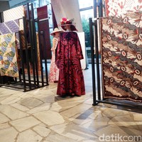 Pameran Batik for the World menampilkan sekitar 100 lembaran batik karya hampir 50 perajin dari seluruh penjuru Jawa. Acara ini juga terselenggara berkat dukungan Bakti Budaya Djarum Foundation. Foto: Daniel Ngantung/Wolipop