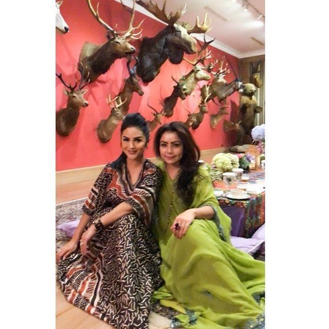 Mayangsari terlihat segar memakai kaftan berwarna hijau, sedangkan Krisdayanti menggunakan kaftan batik. Foto: Instagram