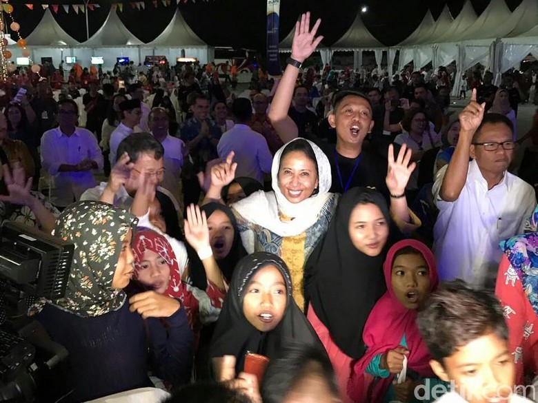 2 Ribu Anak Yatim Buka Bersama Menteri Rini di De Tjolomadoe 2 Ribu Anak Yatim Buka Bersama Menteri Rini di De Tjolomadoe
