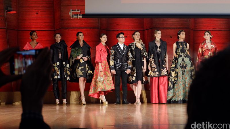 fashion show Batik For The World di paris