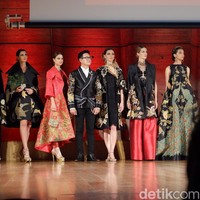 Pameran ‘Batik for the World’ berlangsung pada 6-12 Juni 2018 di markas UNESCO, Paris, Prancis, Rabu (6/6/2018). Acara ini dibuka dengan fashion show koleksi rancangan Oscar Lawalata, Edward Hutabarat, dan Denny Wirawan, di ruangan Salle 1 yang berformat conference-hall. Foto: Daniel Ngantung/Wolipop
