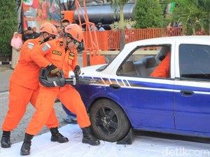 Jurus Tim SAR Selamatkan Korban Lakalantas di Jalur Mudik Jabar