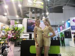 SPG Cantik Segarkan Pameran Teknologi Terbesar Asia