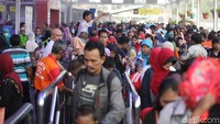 Para pemudik mulai terlihat memenuhi Stasiun Senen dengan tujuan ke berbagai daerah di Pulau Jawa.