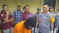 Foto: Hendri dihadirkan dalam rilis kasus di Mapolrestabes Medan, Sumut, Kamis (7/6/2018). Dia mengenakan penutup wajah. (Erlangga Resi-detikcom)