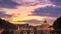 Momen senja yang diabadikan di area St. Peter Basilica, Roma, Italia. Christophefaugere/Getty Images.
