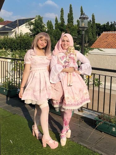 Ini Gaya Hijab Astrid Kuya Kembaran Sama Boneka Lolita, Mirip?