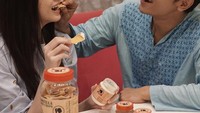 Romantis ga harus pake bunga kali ya.. Suap-suapan pakai nachos aja tetep romantis dong, tulis Adi dalam captions fotonya. Foto: instagram @adinugroho_st