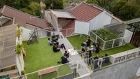 Sepuluh tahun kemudian, sang suami ingin memperluas kantornya, sementara sang istri menginginkan ruang sendiri untuk menjalankan bisnis dari rumah. Inhabitat/Istimewa.
