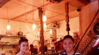Gak sengaja nemu kawasan jajanan atau bisa dibilang tempat ngopi yg unik dan design interior yg gemeshin di Bali, tulis Sheza yang kala itu ada di Ubud. Foto: Instagram shezaidris