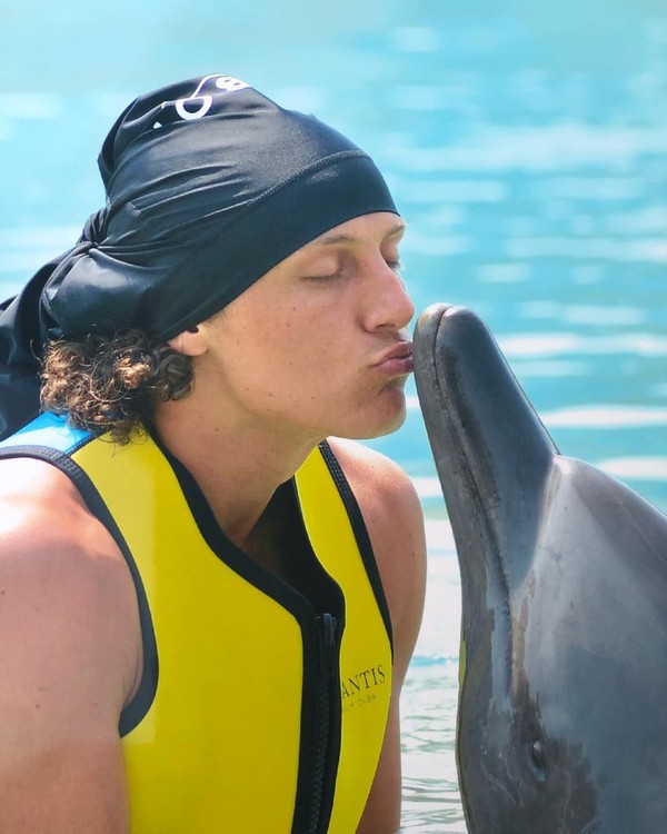 Keseruan liburan David Luiz bertambah saat dia main bareng dan mendapat kecupan sayang dari si lumba-lumba. (Instagram/David Luiz) Keseruan liburan David Luiz bertambah saat dia main bareng dan mendapat kecupan sayang dari si lumba-lumba. (Instagram/David Luiz)