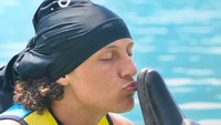Keseruan liburan David Luiz bertambah saat dia main bareng dan mendapat kecupan sayang dari si lumba-lumba. (Instagram/David Luiz)