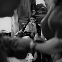 Oscar Lawalata menyaksikan para model melakukan fitting. Oscar sendiri menampilkan deretan gaun cocktail dari batik karya perajin di lima daerah Jawa Timur. Foto: Instagram Rio Motret